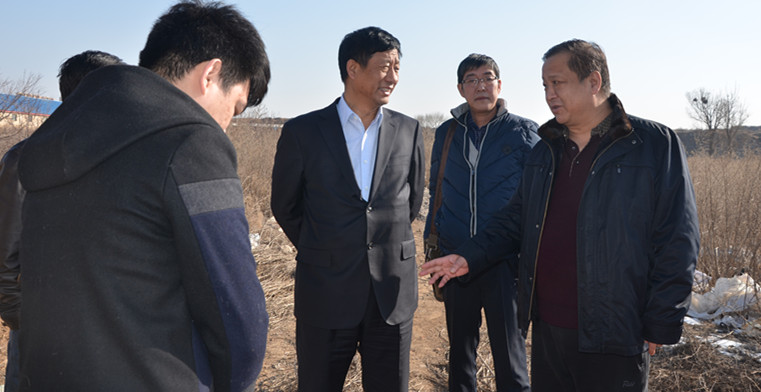 實(shí)地察看車站北街的斷頭路。.jpg
